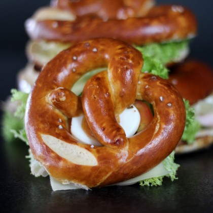 Mini Laugenbrezeln mit fränkischem luftgetrockneten Schinken, Cornichons und Cherry-Tomaten