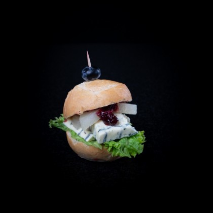 Mini-Burger mit Blauschimmelkäse und Preiselbeeren