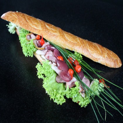 belegtes Baguette: Weißbrotstange mit gekochtem Schinken und Käse