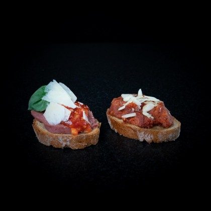 Zweierlei Bruschetta: Rindfleischwurst / Sobrasada-Honig-Mandeln