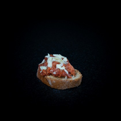 Zweierlei Bruschetta: Rindfleischwurst / Sobrasada-Honig-Mandeln