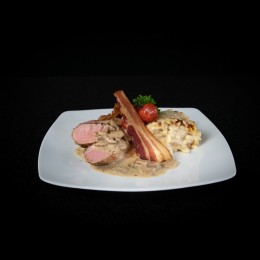 Schwein: Schweinefilet vom Strohschwein / Knusperbacon / Champignonrahmsoße / Käsespätzle - Ansicht 