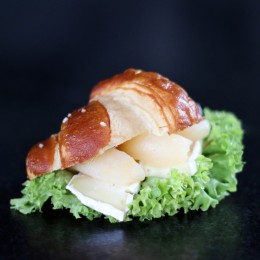 Mini Laugen-Croissant mit Camembert, Feigensenf und Birne - Ansicht 