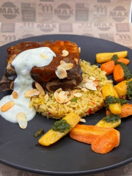 Rind: glacierte Rippen vom Weidelandrind / Chimichurri / Minz-Joghurt / Honigkarotten / orientalischer Reis - Ansicht 