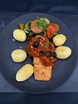 Lachs "neapolitanische Art" / Oliven / Kapern / Tomaten-Soße / Kartoffeln / Grillgemüse - Ansicht 