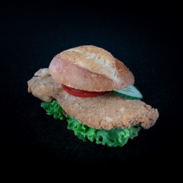 Schnitzel-Brötchen mit Schweineschnitzel, Remoulade und Salatblatt - Ansicht 