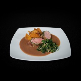 Schwein: Bacon-Salbei-Schweinefilet vom Strohschwein / Cranberrysoße / Babyspinat / Kartoffelwedges - Ansicht 