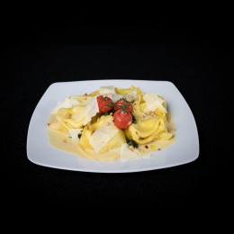 Tortelloni mit Ziegenkäse und Limone / zarte Limettensauce / Rapsblüten / geröstete Pinienkerne / Grana Padano - Ansicht 