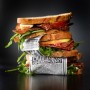 Brot-Sandwich mit Lachsschinken, Rucola, Frischkäse