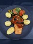 Lachs "neapolitanische Art" / Oliven / Kapern / Tomaten-Soße / Kartoffeln / Grillgemüse