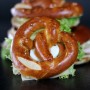 Mini Laugenbrezeln mit fränkischem luftgetrockneten Schinken, Cornichons und Cherry-Tomaten