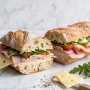 belegtes Baguette: Weißbrotstange mit gekochtem Schinken und Käse